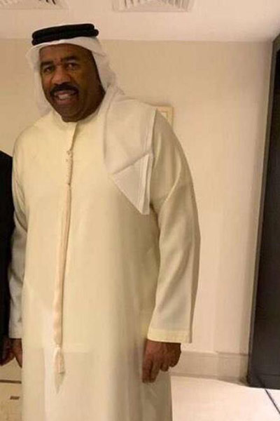 شاهد ستيف هارفي بالزي الإماراتي